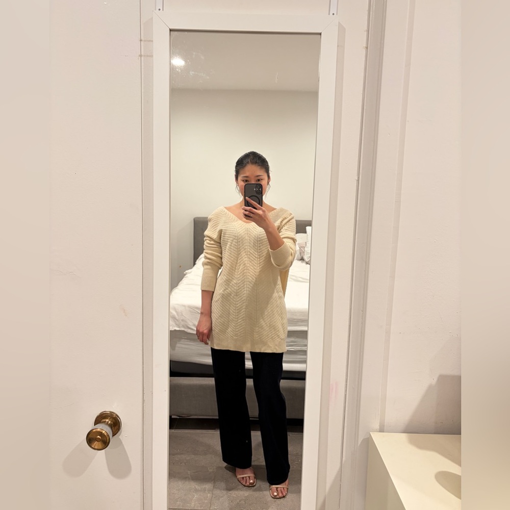 Vince Women's Beige V-Neck wool and cashmere Sweater